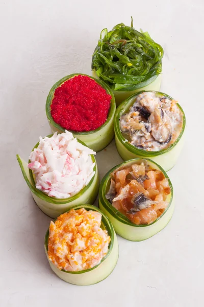 Sushi assortiti avvolti in cetriolo grande masago, gamberetti, salmone, granchio, Chuka, i sei pezzi — Foto Stock