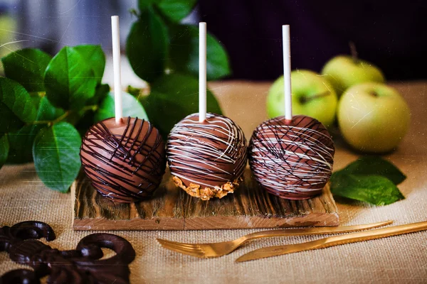 Dessert, une pomme trempée dans du chocolat sur un bâton — Photo