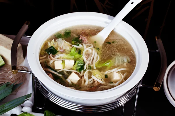 Sopa chinesa com tofu e macarrão — Fotografia de Stock