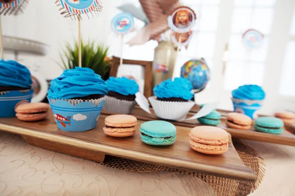 Cupcakes azules, cumpleaños del bebé, cajas de joyería de aviones vacaciones de los niños — Foto de Stock