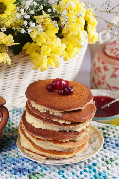 Torta di pancake con crema su un piatto Ancora mirtillo rosso cowberry — Foto Stock