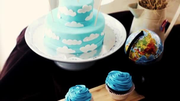 Сині кекси, кекси, кекси, день народження дитини, прикрашена мастика хмарного торта — стокове відео
