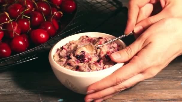 Avena gachas de avena con bodegón de cereza en un desayuno de fondo negro, cereales , — Vídeo de stock