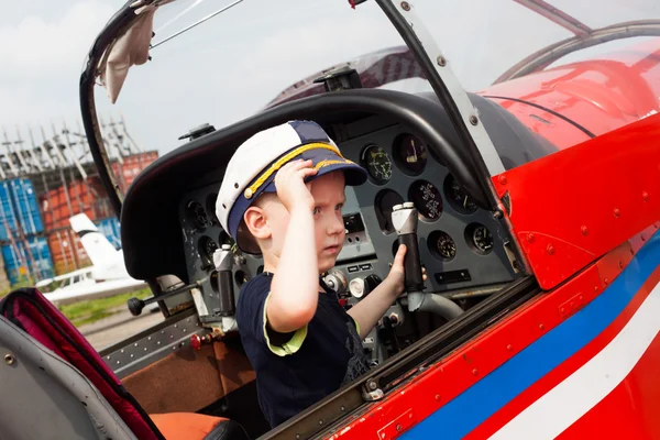 Chico piloto un verdadero avión volante, instrumentos , —  Fotos de Stock