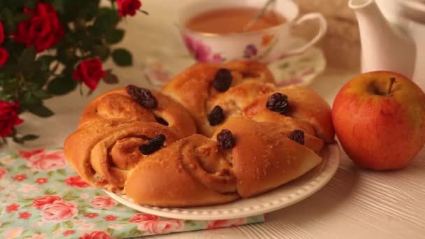 Bun with cinnamon on the table still life strainer apples — Stock Video