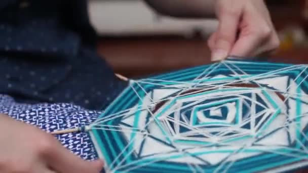 Mandala sobre a tecelagem de espetos de madeira, mão spokes lã fio cores diferentes — Vídeo de Stock