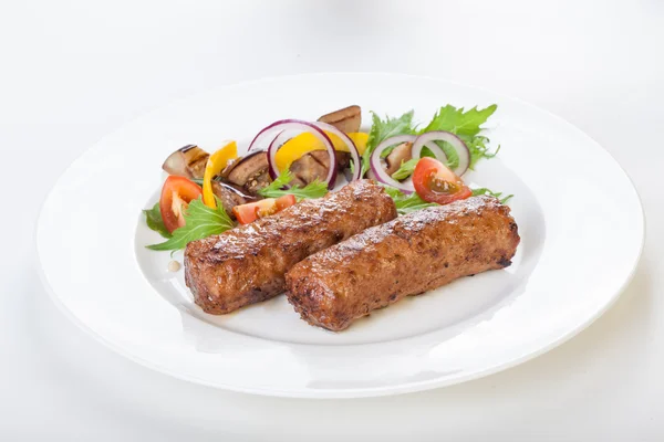 Lula kebab com legumes fresco fundo branco isolado Bela — Fotografia de Stock