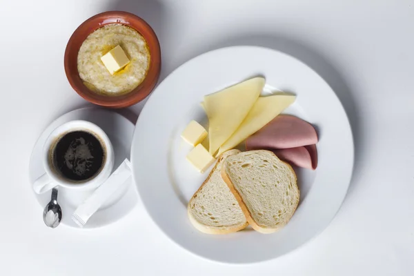 Salsiccia, formaggio, pane bianco, burro, cereali, pentola, caffè, set per la colazione — Foto Stock