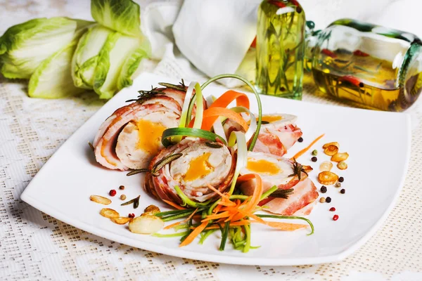 鶏巻き卵ネギとニンジン レシピ明るい美しい — ストック写真