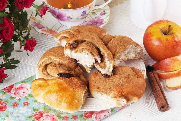 Roll with apple and cinnamon raisin in a still life on plate bright — Stock Photo, Image