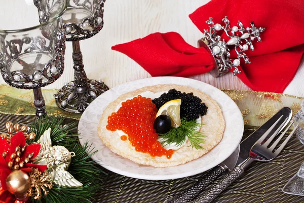 Pan, tortilla crujiente con caviar negro y rojo Comida de Navidad Año Nuevo — Foto de Stock