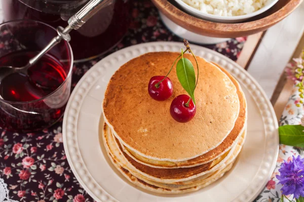 Crêpes aux fleurs de cerisier nature morte été — Photo