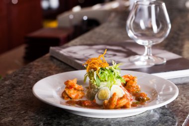 bir restoran natürmort tatil bardaklarda Bıldırcın yumurta salatası