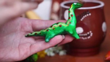 Kil seramik oyuncak dinozor güzel şirin çocuklar el boya, vernik