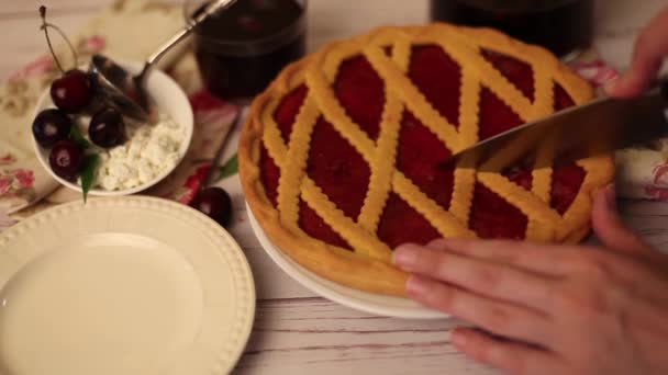 Coltello a mano reticolo taglio torta con marmellata rossa — Video Stock