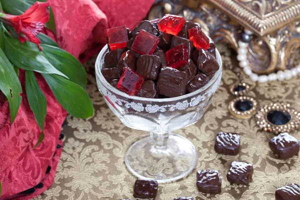 Caramelle al cioccolato in un vaso still life giuggiola rossa vintage Foto Stock Royalty Free