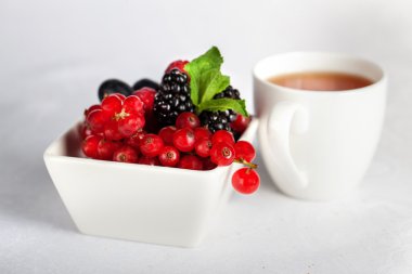 böğürtlen, frenk üzümü ve nane bir fincan çay ile