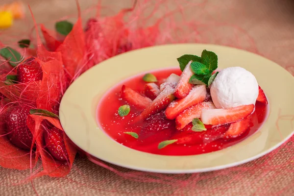 Soupe aux fraises à la menthe et crème glacée — Photo