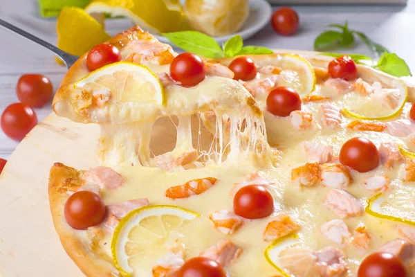 Pizza med skaldjur röd fisk, lax, räkor, tomater, stilleben, ost, sträckor, skuldra, slice, stiger — Stockfoto
