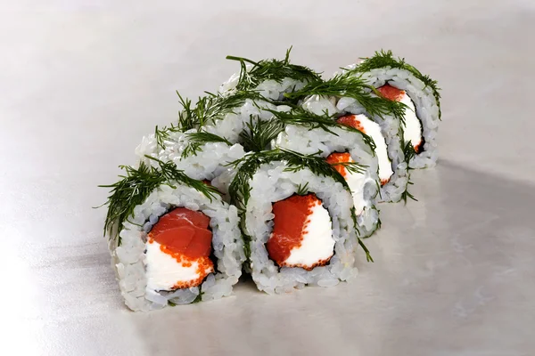 Roll dengan salmon di dill terisolasi di white background close-up — Stok Foto