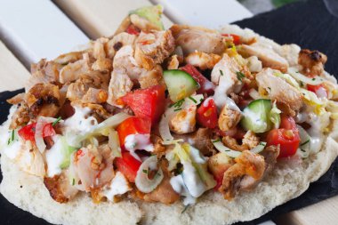 Shawarma natürmort bir plaka et tavuk lahana havuç soğan biber pide üzerinde