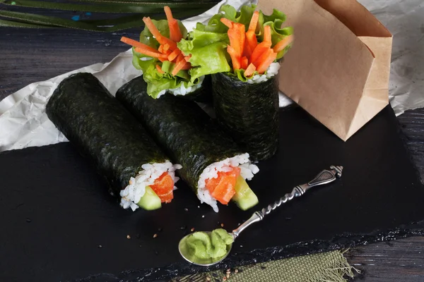 Roll Sushi schwarzen Hintergrund verschiedenen Geschmacks, Krabben, Karotten, Salat, Tofu, Lachs, Stillleben, zu Hause, stilvolle, hölzerne Arbeitsplatten — Stockfoto