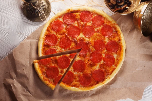 Pepperoni pizza in still life close-up — Stock Photo, Image