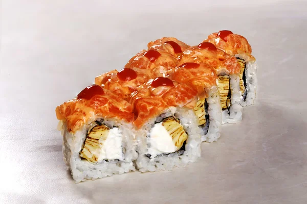 Roll dengan omelet, topi salmon dan saus kimchi pedas terisolasi — Stok Foto