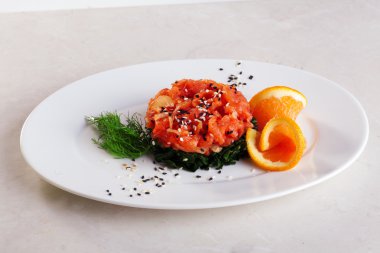 chuka salata, somon, turuncu, siyah susam, bir tabağa izole