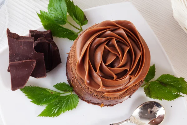 Torta mousse al cioccolato rosa su una bella crema per piatti — Foto Stock