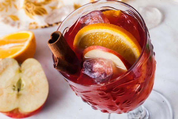 Mulled wine, apple cinnamon, orange, chilled, ice, close-up, grog, sangria — Stock Photo, Image