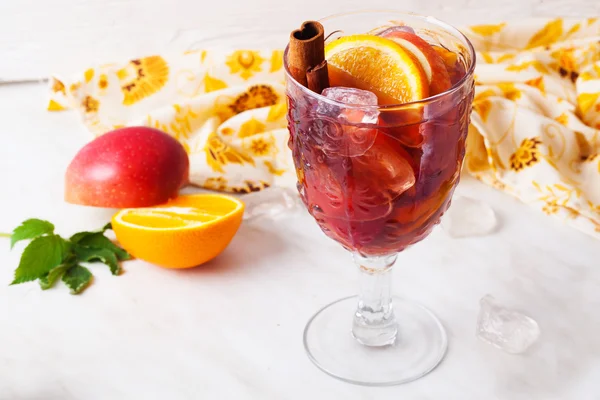 Vinho quente, canela de maçã, laranja, refrigerado, gelo, close-up, grogue, sangria — Fotografia de Stock