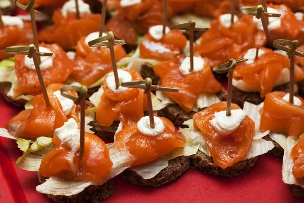 Canapés com peixe vermelho, queijo creme — Fotografia de Stock