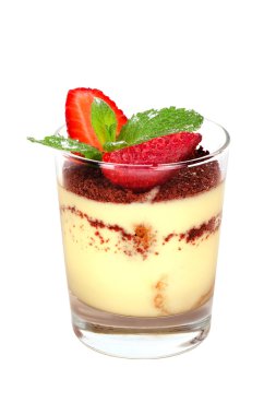 Çilekli, çikolatalı ve nane bir bardak yoğurt tatlısı