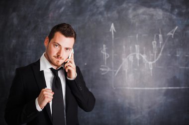 İş adamı telefonda konuşuyor.