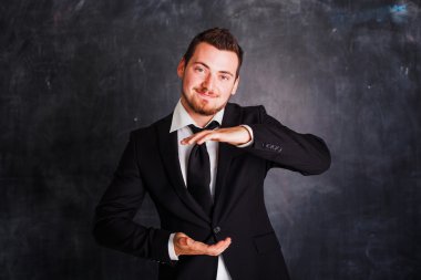 Boyut için gösterilen iş adamı