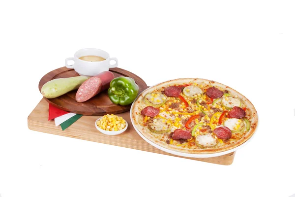Italienische Pizza mit Kürbis, Zucchini, Mais, Paprika, Wurst, Salami — Stockfoto