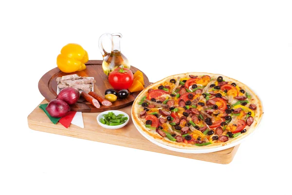 Italiensk pizza med korv, kött, gröna bönor, ost — Stockfoto