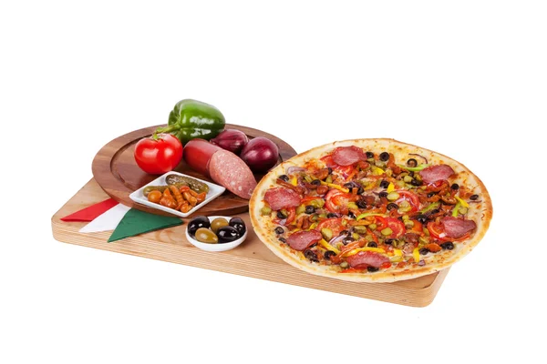 Italienische Pizza mit Wurst, Salami, Essiggurken, Pilzen, eingelegt, gesalzen, Gurken, Gurken, rot, lila, Zwiebeln, Paprika, Oliven, Tomaten — Stockfoto