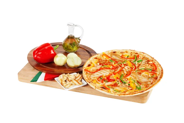Pizza italiana con jamón, pimiento, pollo, champiñones a la parrilla, pimientos, dulces, aceitunas , —  Fotos de Stock