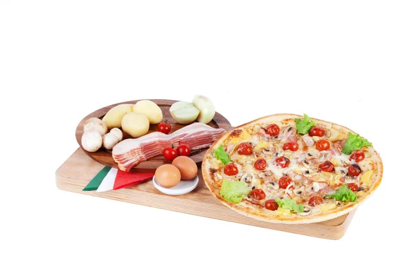 Italienische Pizza mit Schinken, Paprika, Huhn, gegrillten Champignons, Paprika, süß, Oliven, — Stockfoto