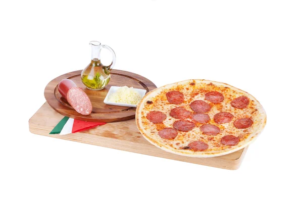 Italienische Pizza mit Schinken, Paprika, Huhn, gegrillten Champignons, Paprika, süß, Oliven, — Stockfoto