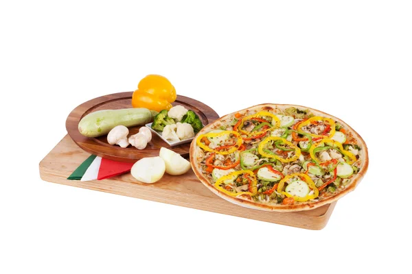Итальянская пицца с цуккини, сладкий перец, брокколи, цветная капуста, капуста, красный, оранжевый, зеленый, лук, грибы — стоковое фото
