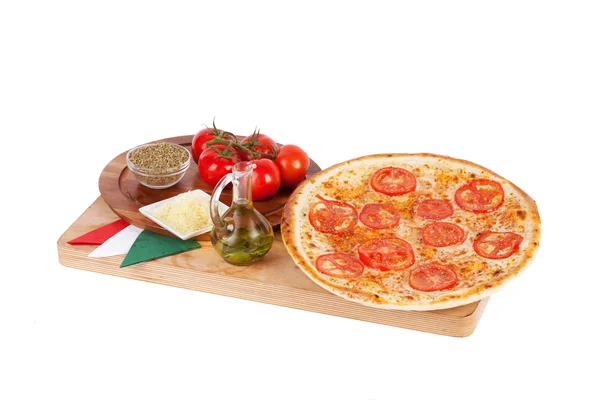 Pizza italiana con queso, tomate, oliva, hierbas, orégano, especias , —  Fotos de Stock