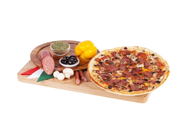 Italienische Pizza mit Wurst, Salami, Olivengras, Kräutern der Provence, Gewürzen, Oliven, Pilzen, Paprika, — Stockfoto