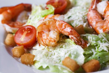 bir tabak karides ile Sezar salatası