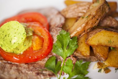 Et ve patates dilimleri tereyağı ile