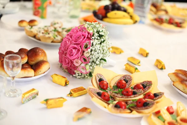 Buquê de casamento em uma mesa de banquete — Fotografia de Stock