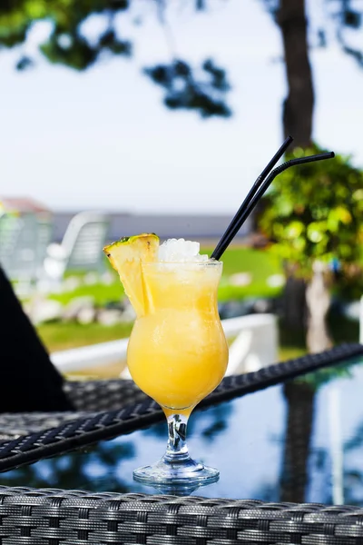 Cocktail apetitoso com abacaxi — Fotografia de Stock