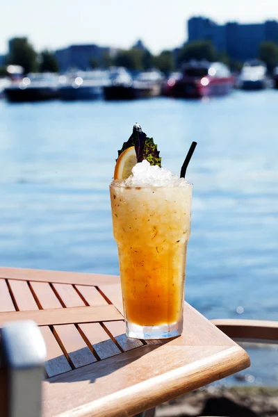 Citrus cocktail med is, citron och basilika — Stockfoto